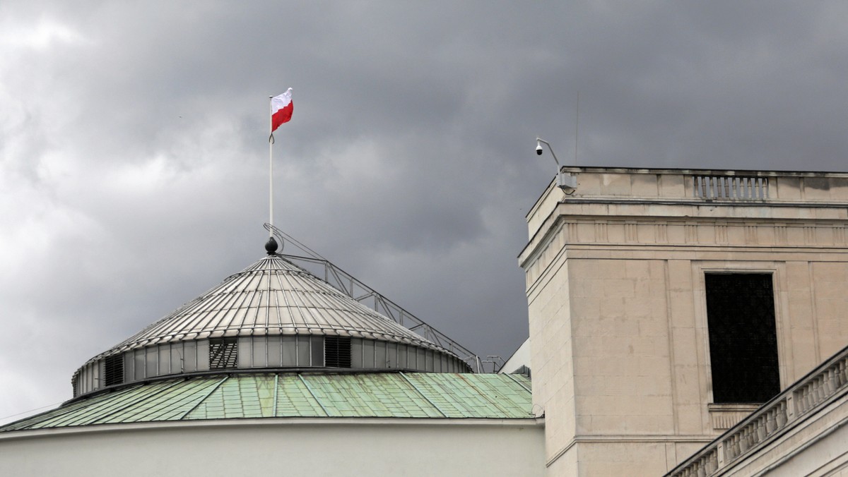 PiS nie daje szans konkurentom. Jak wynika z sondażu Instytutu Badań Pollster dla „Super Expressu”, partia Jarosława Kaczyńskiego mogłaby liczyć na 46,43 proc. poparcia.