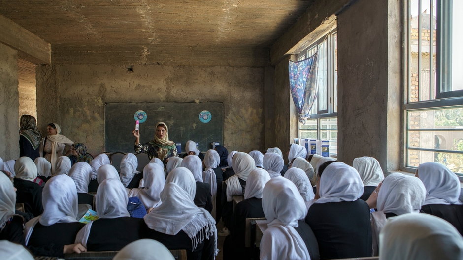Afganistan. Kobietom zabroniono chodzić do szkół średnich. Są zrozpaczone. "Jak kara śmierci"