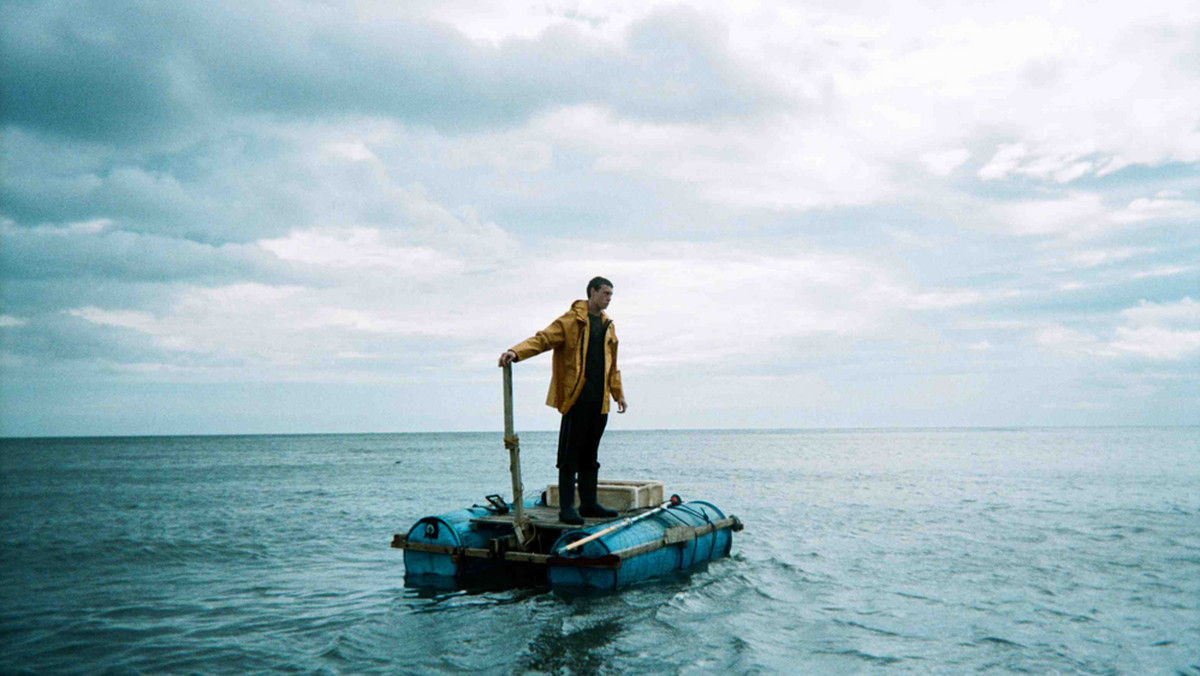 Kameralny dramat „Za tych, co na morzu” to kolejny film, który w Polsce debiutuje tego samego dnia w kinach i w Internecie. Nominowany do nagrody BAFTA film Paula Wright już jest w VoD.pl