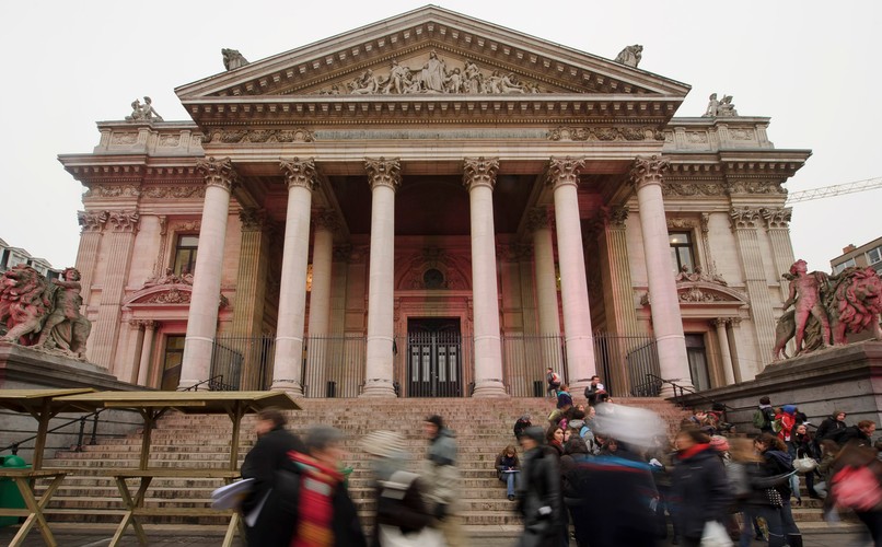 Polityka społeczna na szczeblu centralnym w Belgii realizowana jest przez Biuro Zabezpieczenia Społecznego, a na lokalnym – przez samorządowe komisje pomocy społecznej. Wszystkie świadczenia są finansowane z obowiązkowych składek ubezpieczeniowych. Państwo dotuje świadczenia jedynie dla osób niepełnosprawnych, starszych, sierot oraz najuboższych. System opieki medycznej jest skoncentrowany w prywatnych rękach. Belgia wydaje niemal dwukrotnie więcej na świadczenia pieniężne (renty, emerytury) niż na usługi, w tym służbę zdrowia. Na fot. Giełda Papierów Wartościowych - La Bourse, Bruksela, Belgia