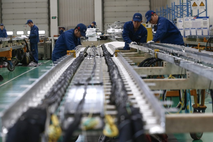 Montownia Tangshan Railway Vehicle<br><b>Na zdjęciu: </b>Technicy Tangshan Railway Vehicle Co. Ltd. (TRC) sprawdzają kable przed zainstalowaniem do wagonów<br><br> fot. EPA / ROLEX DELA PENA DOSTAWCA: PAP / EPA.