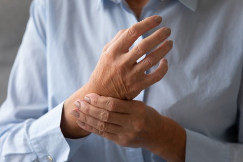 25 évig kezelt reumatoid artritiszes betegeket egy doktornő, de egy napon őt is ledöntötte a betegség – ezt tette utána
