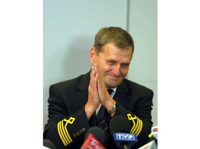 Kpt. Tadeusz Wrona podczas konferencji prasowej w siedzibie PLL LOT