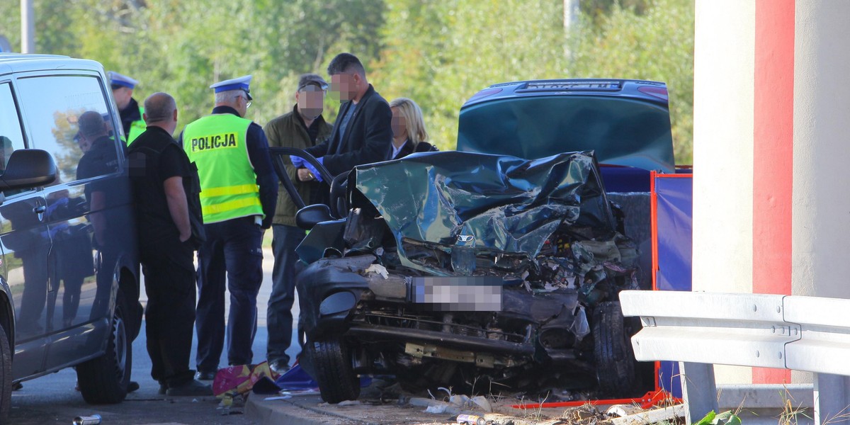 Samochód uderzył w wiadukt. Nie żyje kierowca