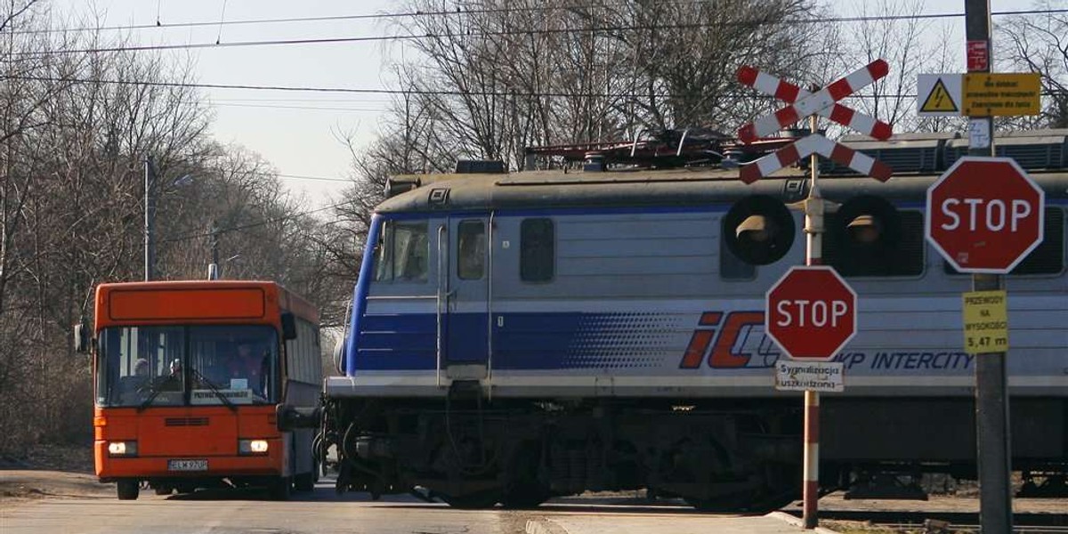 Dziecko ranne. Gimbus wjechał pod pociąg