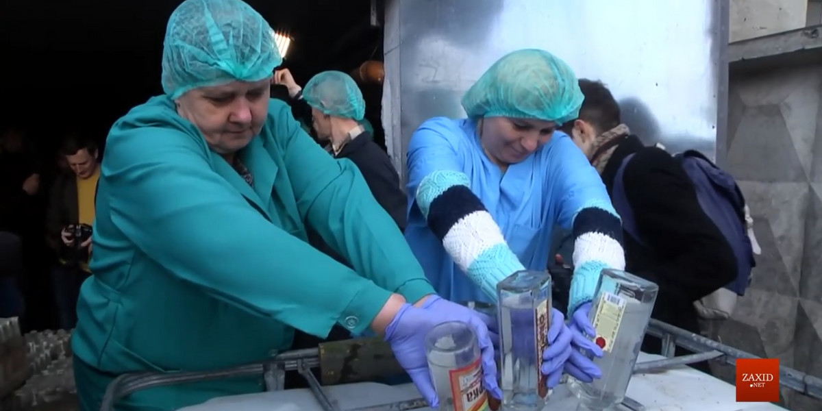 Podczas akcji w obwodzie lwowskim zutylizowano prawie 14 ton (ponad 37 tys. butelek) napojów alkoholowych. Miały wadliwą akcyzę