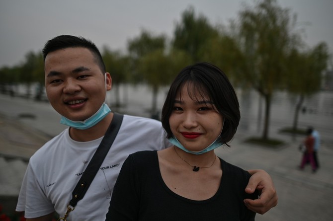 Wuhan residents wear masks less and less 