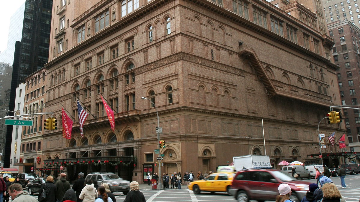 Nowojorską Carnegie Hall wypełniły we wtorkowy wieczór utwory polskiego kompozytora Stanisława Moniuszki. Melomani usłyszeli m.in. arie z „Halki”, „Strasznego dworu”, „Prząśniczkę”, „Znaszli ten kraj” i „Złotą rybkę”.