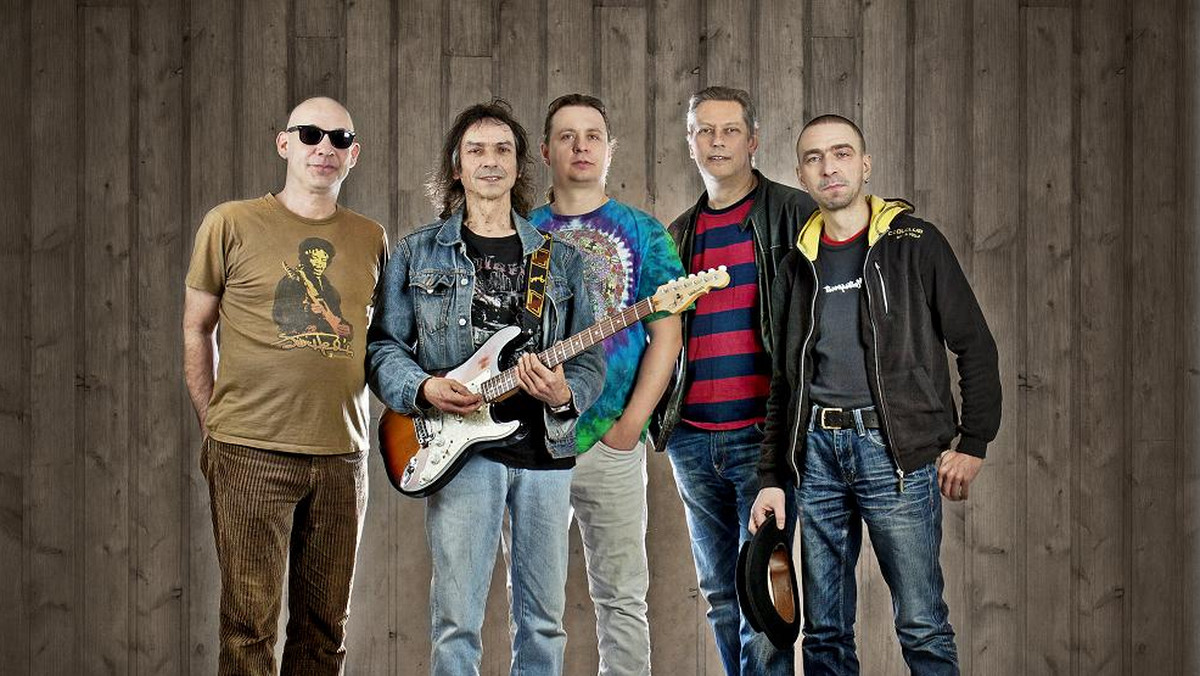 W piątek, 11 marca Kasa Chorych wydaje nowy album "w Filharmonii", którym świętuje 40 lat istnienia na muzycznej scenie. Materiał zarejestrowano podczas ubiegłorocznego koncertu w białostockiej filharmonii. Wydawnictwo złożone jest z dwóch płyt CD i jednej DVD. Na albumie tym znalazło się 19 utworów wybranych z całego dorobku zespołu.