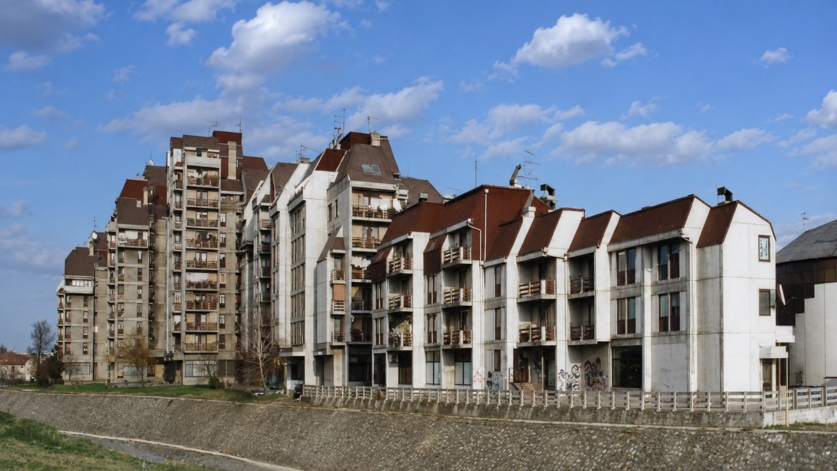 Lepa Brena, zgrada u Kragujevcu