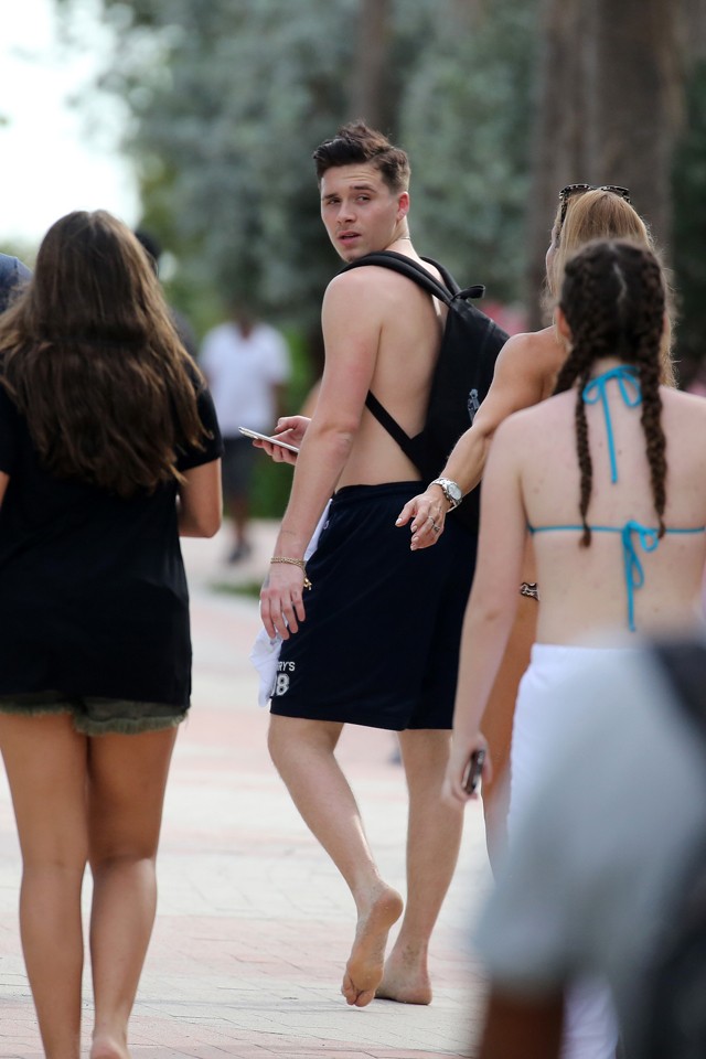 Brooklyn Beckham póló nélkül