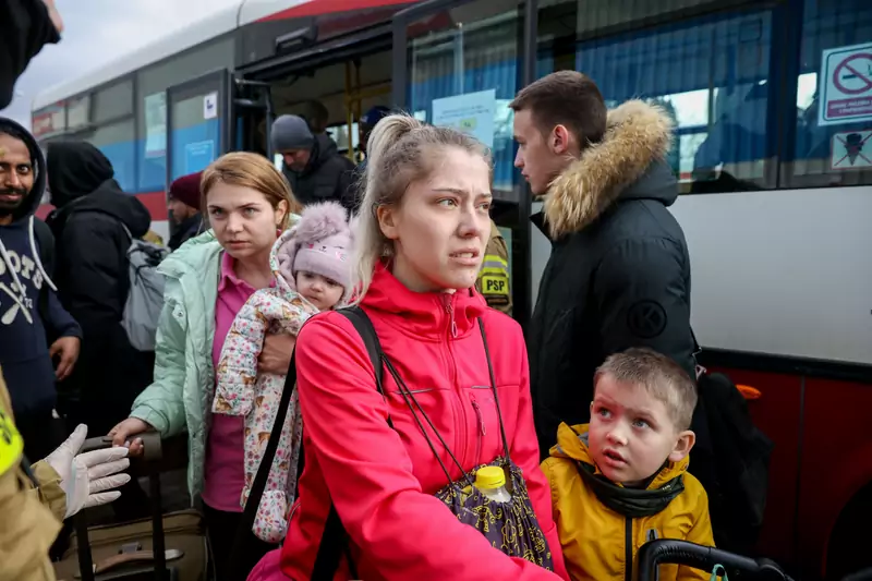 Wiele kobiet zdecydowało się na opuszczenie Ukrainy samotnie. Ich mężowie walczą za swoją ojczyznę / Fot. ANDRZEJ IWANCZUK/REPORTER