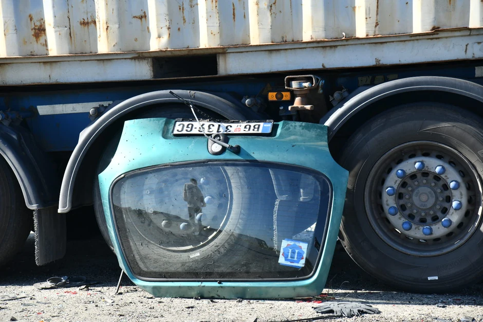 Delovi automobila kojim je upravljao stariji brat rasuti oko kamiona