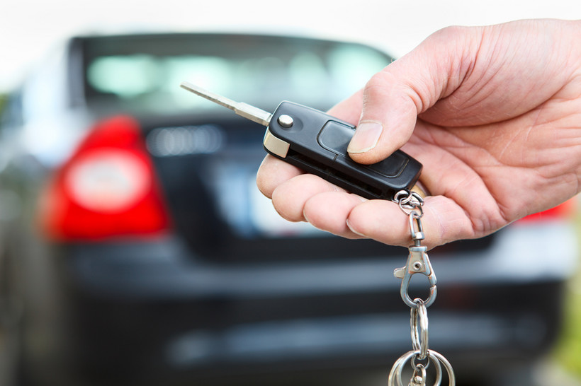 Samorządy twierdzą, że rzadko kiedy mają okazję zgłaszać skarbówce podejrzane próby zarejestrowania aut.