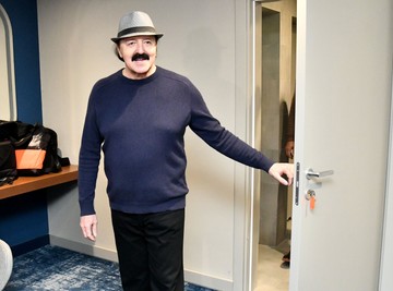 "Ne daj mojoj ženi da nas zavadi!" Haris Džinović je na koncertu promenio tekst pesme i nasmejao publiku