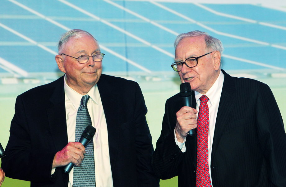 Od lewej: Charlie Munger i Warren Buffett. Obaj aktywnie zarządzają funduszem Berkshire Hathaway. Pierwsze ma 97 lat, drugi 90 lat. 