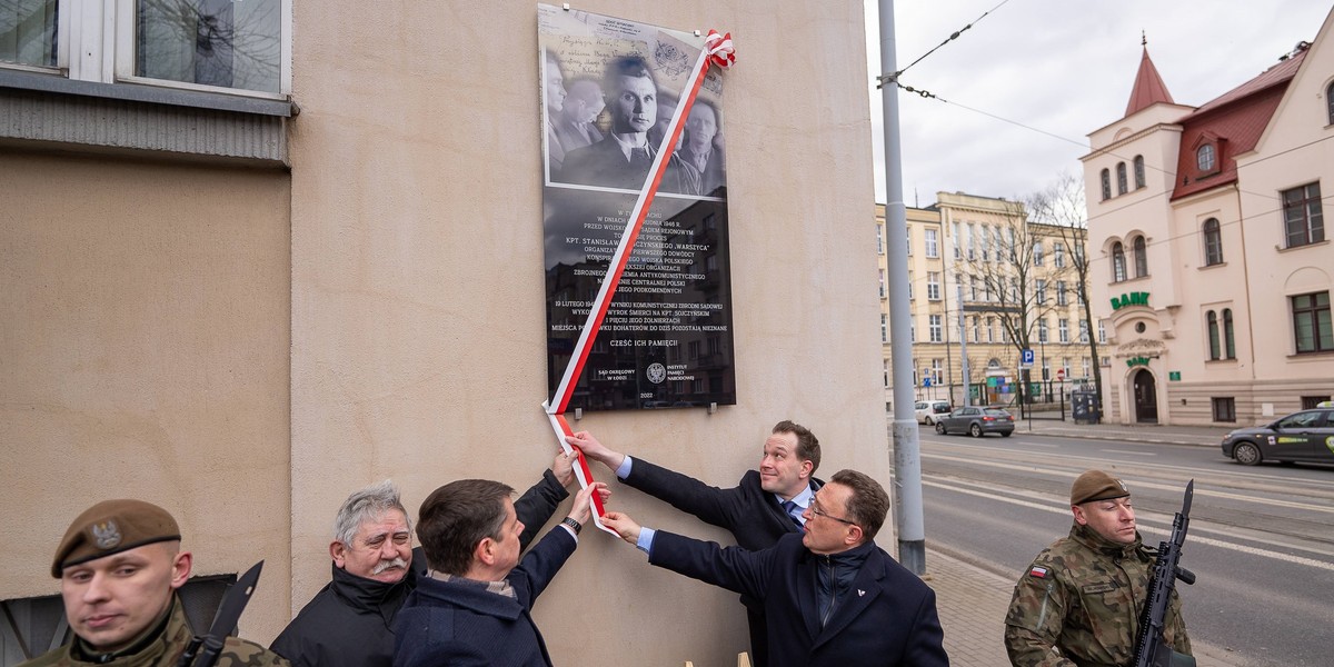 Tablica pamięci Stanisława Sojczyńskiego "Warszyca" na budynku Sądu Okręgowego w Łodzi