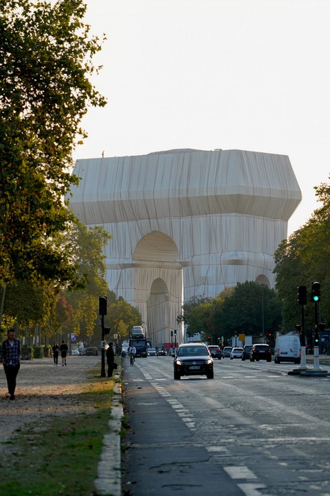 Łuk triumfalny w Paryżu owinięty folią. "To nie remont, to instalacja artystyczna"