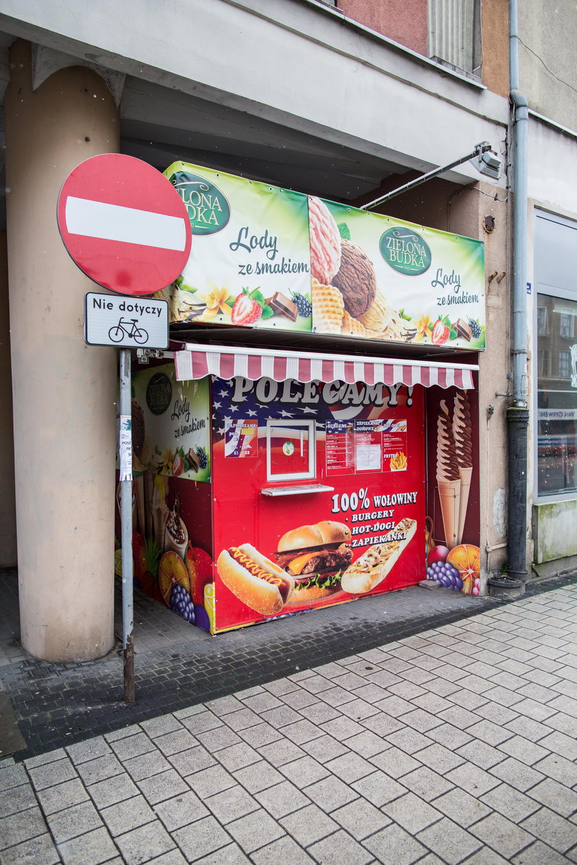 Miejski plastyk robi porządek z pawilonami