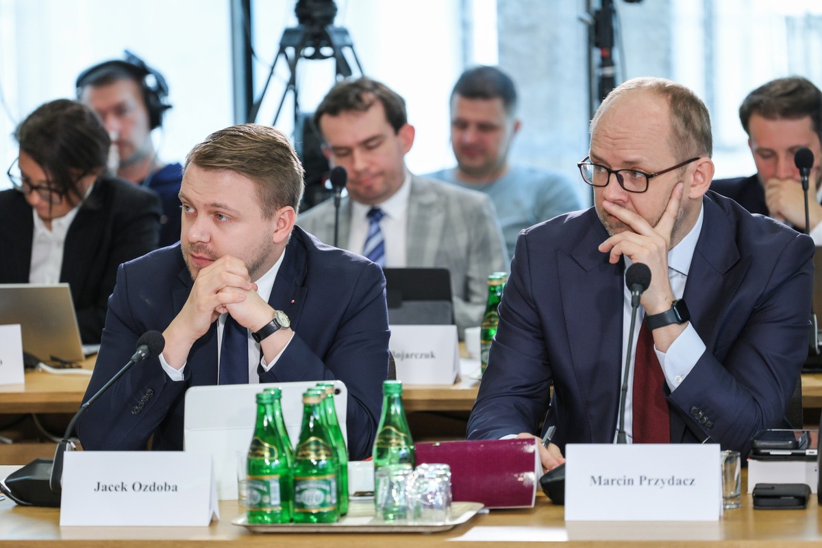 Warszawa, 15.03.2024. Członkowie komisji, posłowie PiS Jacek Ozdoba (L) i Marcin Przydacz (P) podczas posiedzenia komisji śledczej ds. Pegasusa w Sejmie w Warszawie, 15 bm. Komisja ma zbadać legalność, prawidłowość i celowość czynności podejmowanych z wykorzystaniem oprogramowania Pegasus. (jm) PAP/Paweł Supernak