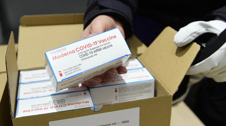 A nyitóképen: Az amerikai Moderna cég újabb, koronavírus elleni vakcinaszállítmánya a Hungaropharma gyógyszer-nagykereskedelmi vállalat budapesti telephelyén 2021. január 31-én, vasárnap / Fotó: MTI/Koszticsák Szilárd