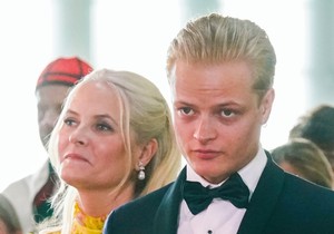 Dok norveška princeza jedva diše i čeka transplantaciju, njen sin uživa u zatvorskom bazenu