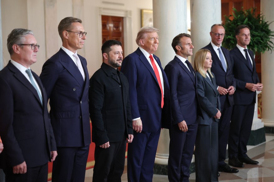 Od lewej do prawej: premier Wielkiej Brytanii Keir Starmer, prezydent Finlandii Alexander Stubb, prezydent Ukrainy Wołodymyr Zełenski, prezydent USA Donald Trump, prezydent Francji Emmanuel Macron, premier Włoch Giorgia Meloni, kanclerz Niemiec Friedrich Merz i sekretarz generalny NATO Mark Rutte po spotkaniu w Gabinecie Owalnym w Białym Domu, 18 sierpnia 2025 r.