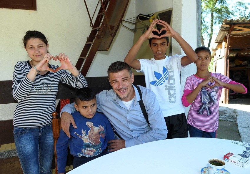 Savo Milošević nije krio emocije u susretu sa Petrovićima i poklonio im je 500 evra