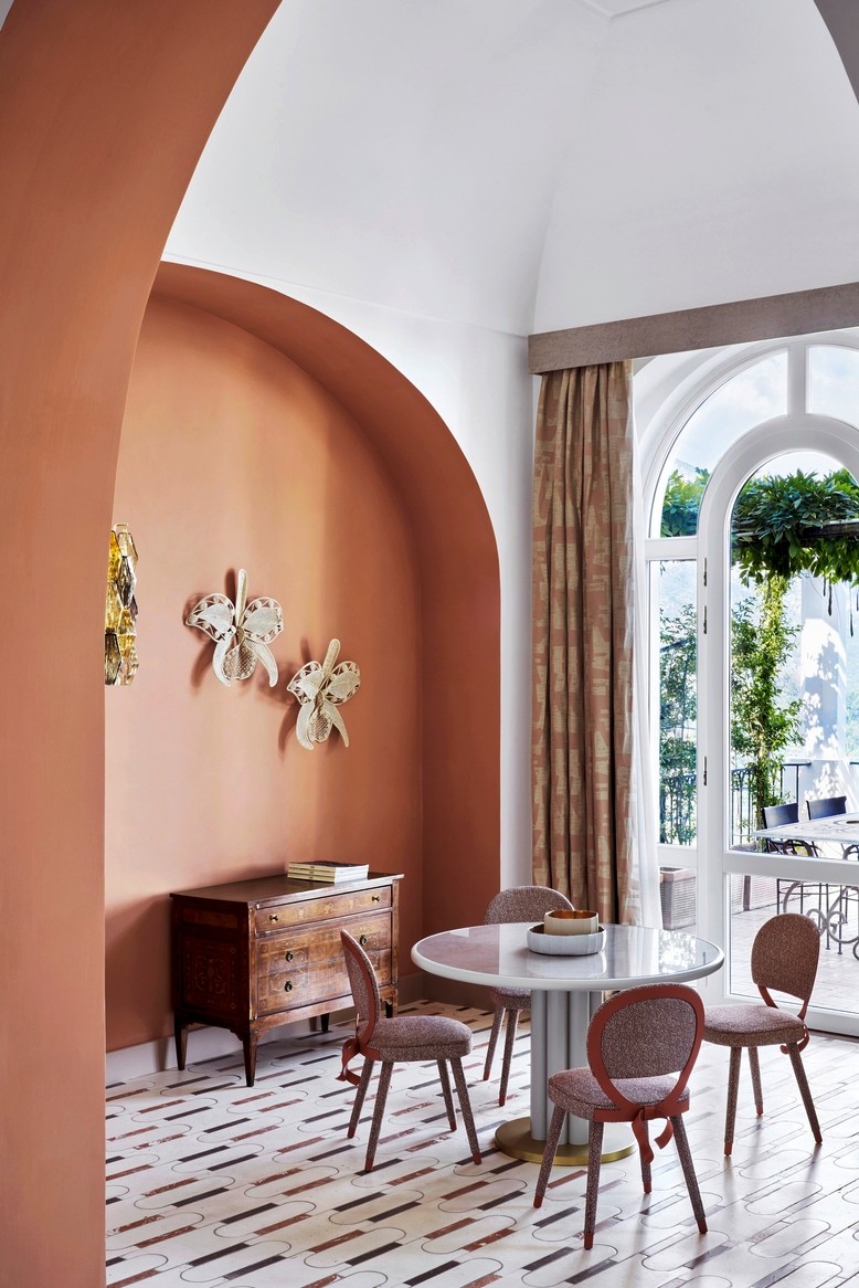 Seit der Umgestaltung durch Cristina Celestino und der Wiedereröffnung im April 2022 erstrahlen die Suiten des Palazzo Avino in neuem Glanz. 