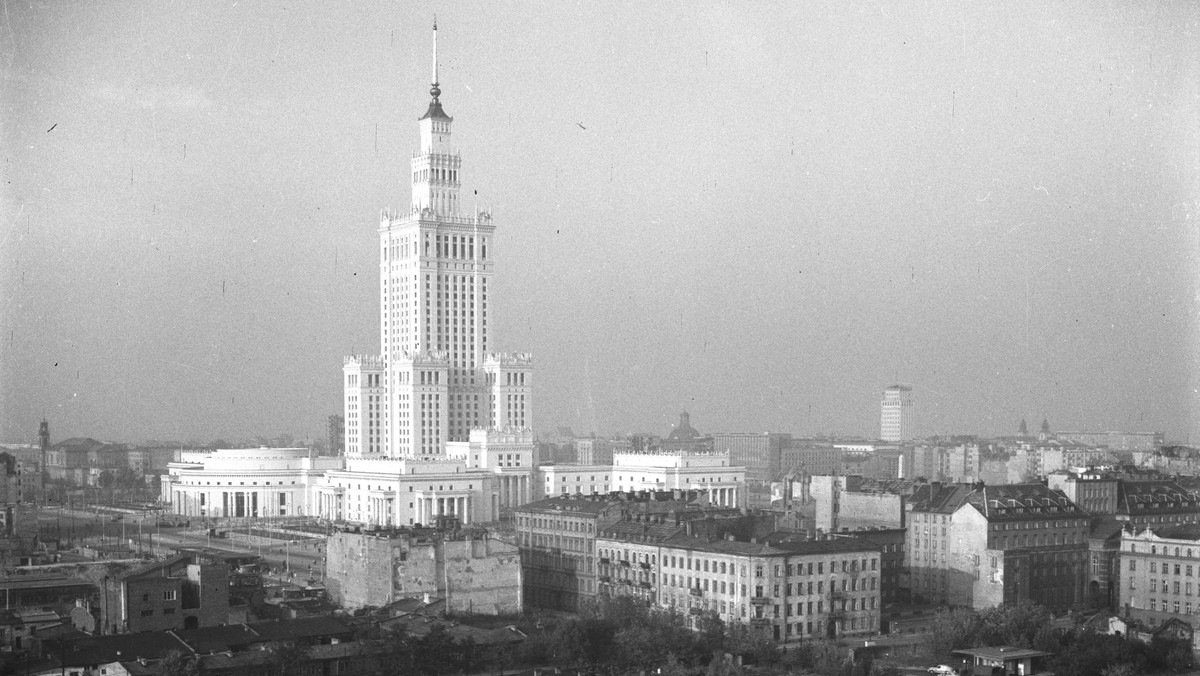 Fotografia z przełomu lat 50. i 60. Widok od strony zbiegu ulic Tytusa Chałubińskiego i Hożej. Na pierwszym planie widoczne baraki mieszkalne i garaże, dalej - Pałac Kultury i Nauki