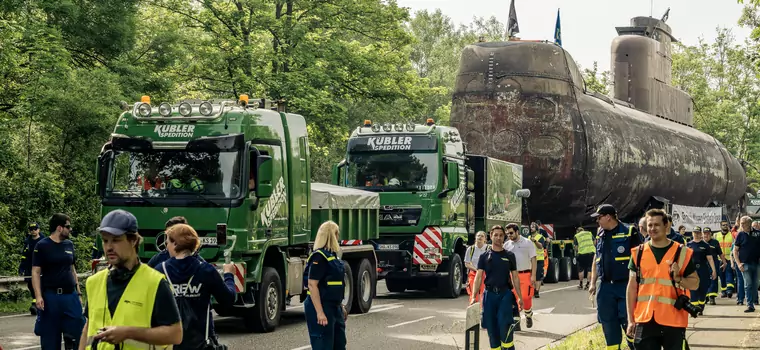 Gigant na drodze. 500-tonowy U-Boot był przewożony ciężarówką