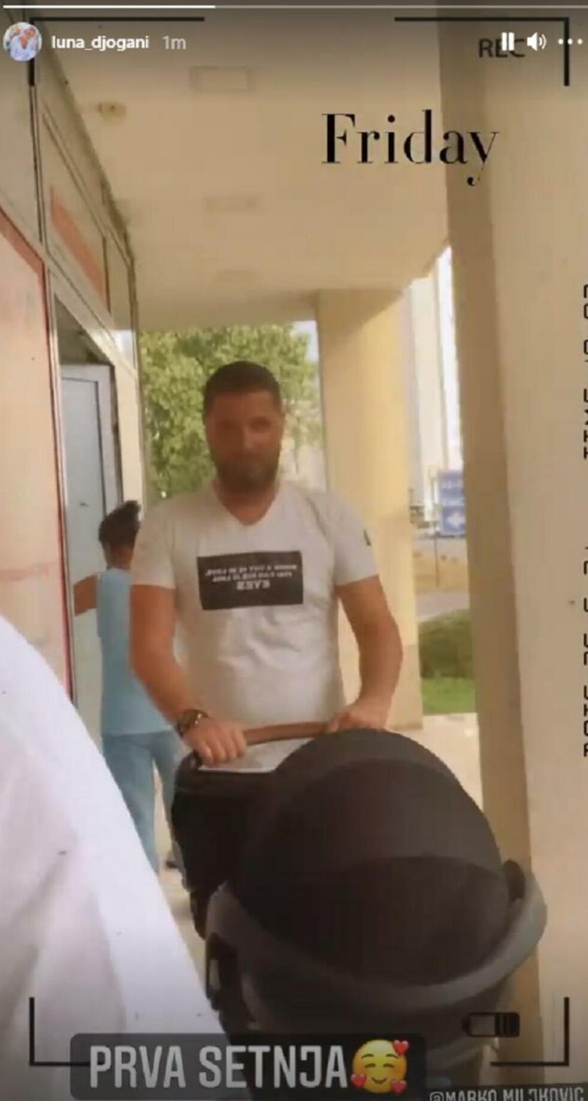 Luna Đogani i Marko Miljković u šetnji sa ćerkicom Miom