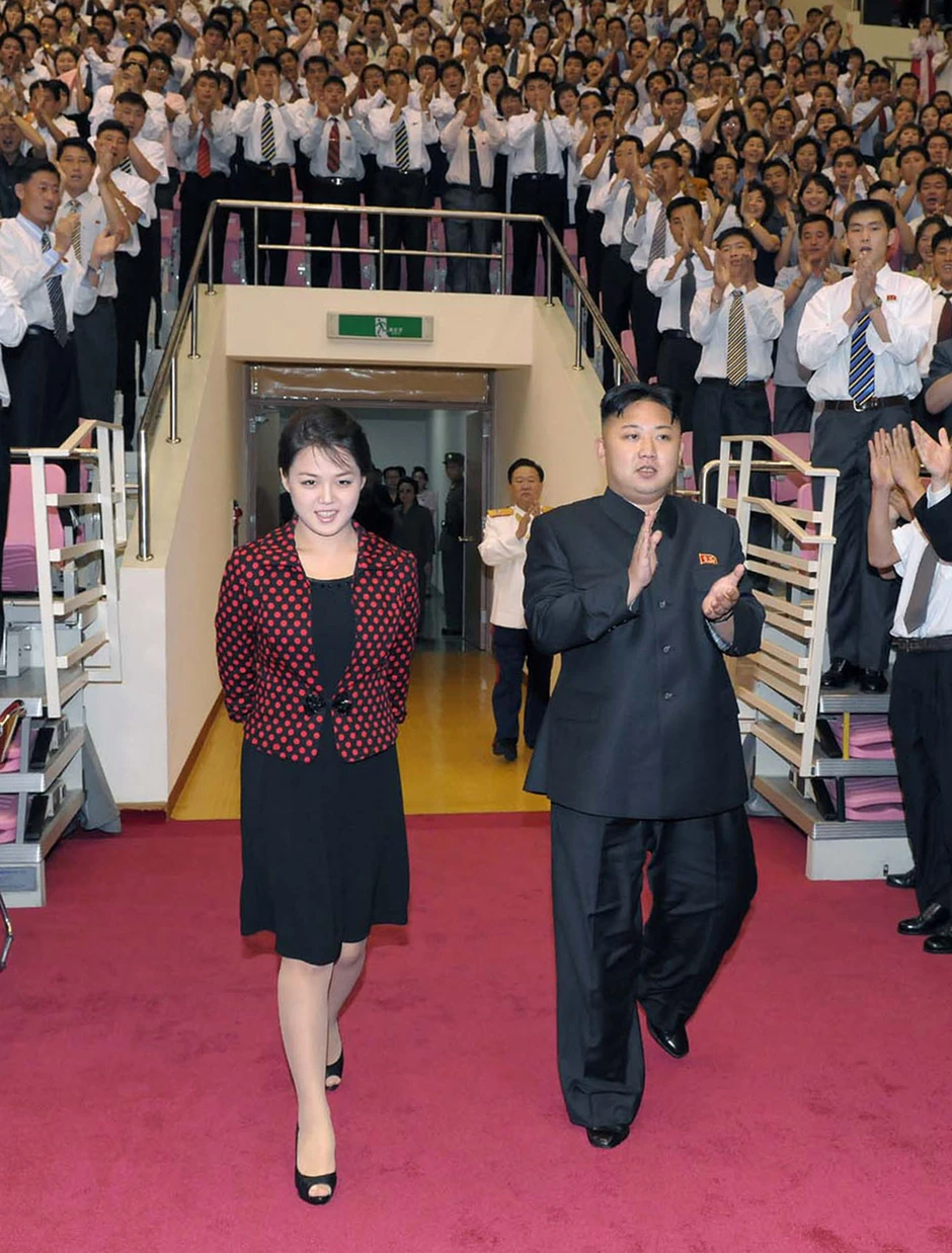 Supružnici dolaze na koncert benda Morabong u Pjongjangu. KCNA je objavila sliku 1. avgusta 2012.