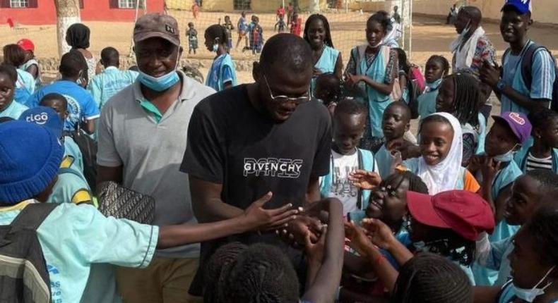 Koulibaly offre un bateau de médicaments au Sénégal