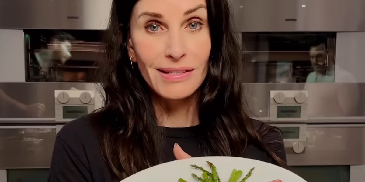 Courteney Cox pokazała, jak zrobić "najlepszy stek wszech czasów".