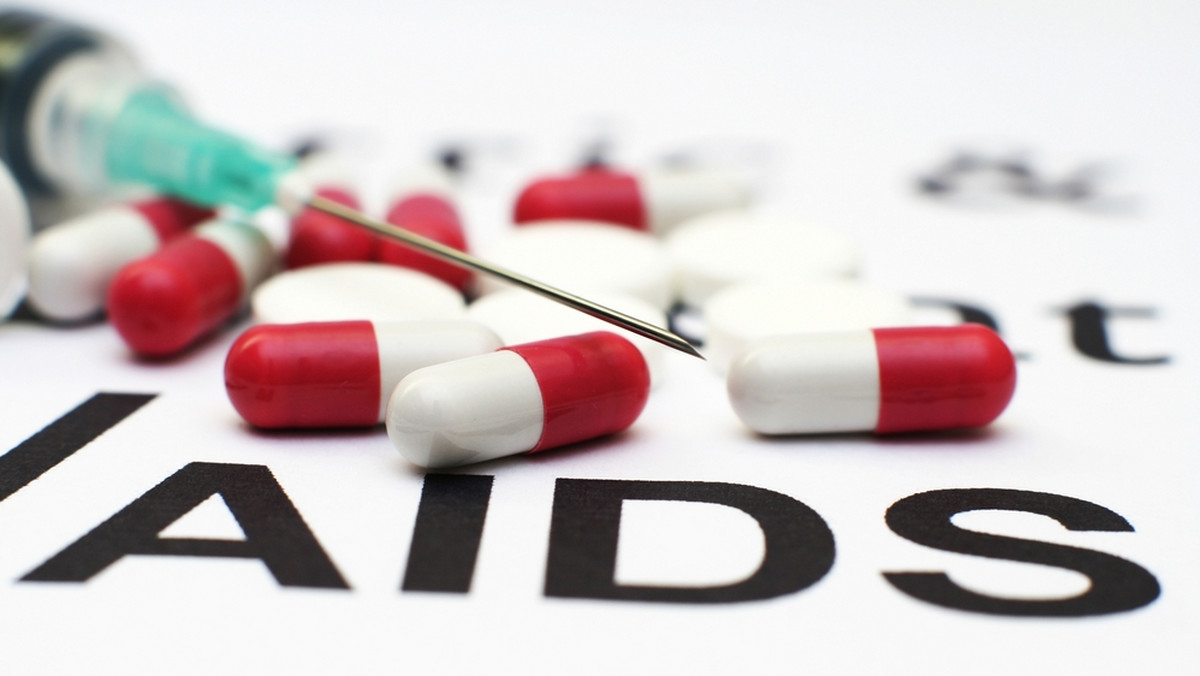 AIDS - zmora XX wieku, stało się przedmiotem wielu teorii spiskowych. Nagłe i tajemnicze narodziny choroby skłoniły niektórych do wniosku, że wywołujący ją HIV wcale nie wyewoluował w afrykańskich tropikach. Jego domem mają być amerykańskie laboratoria wojskowe. Czego jeszcze nie wie społeczeństwo?