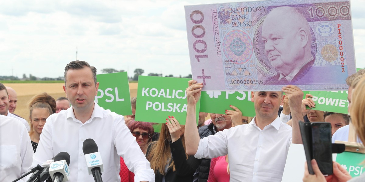 Prezes PSL Władysław Kosiniak-Kamysz i poseł PSL Dariusz Klimczak na konferencji prasowej w ramach akcji PSL-Koalicji Polskiej #MamyPlan w miejscowości Goleńsko.