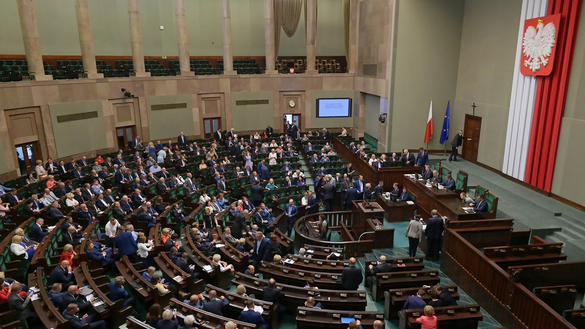 Wykreślenie tzw. Funduszu Konwersji z prezydenckiej ustawy frankowej - taką poprawkę złożył podczas wczorajszej debaty sprawozdawca projektu Tadeusz Cymański. Według niego projekt nawet bez tego Funduszu jest niezwykle potrzebny i stanowi ogromną pomoc dla najbardziej potrzebujących.