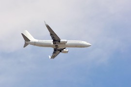 ČUVENA SLIKA dečaka koji PADA IZ AVIONA U LETU krije jezivu istinu koja je MORILA RODITELJE do groba: Zbog želje da mu UBIJU DUH, 'pogurali' su ga u užasnu smrt