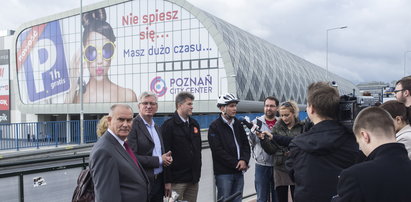 Kandydaci na prezydenta Poznania próbowali zdążyć na pociąg. FILM