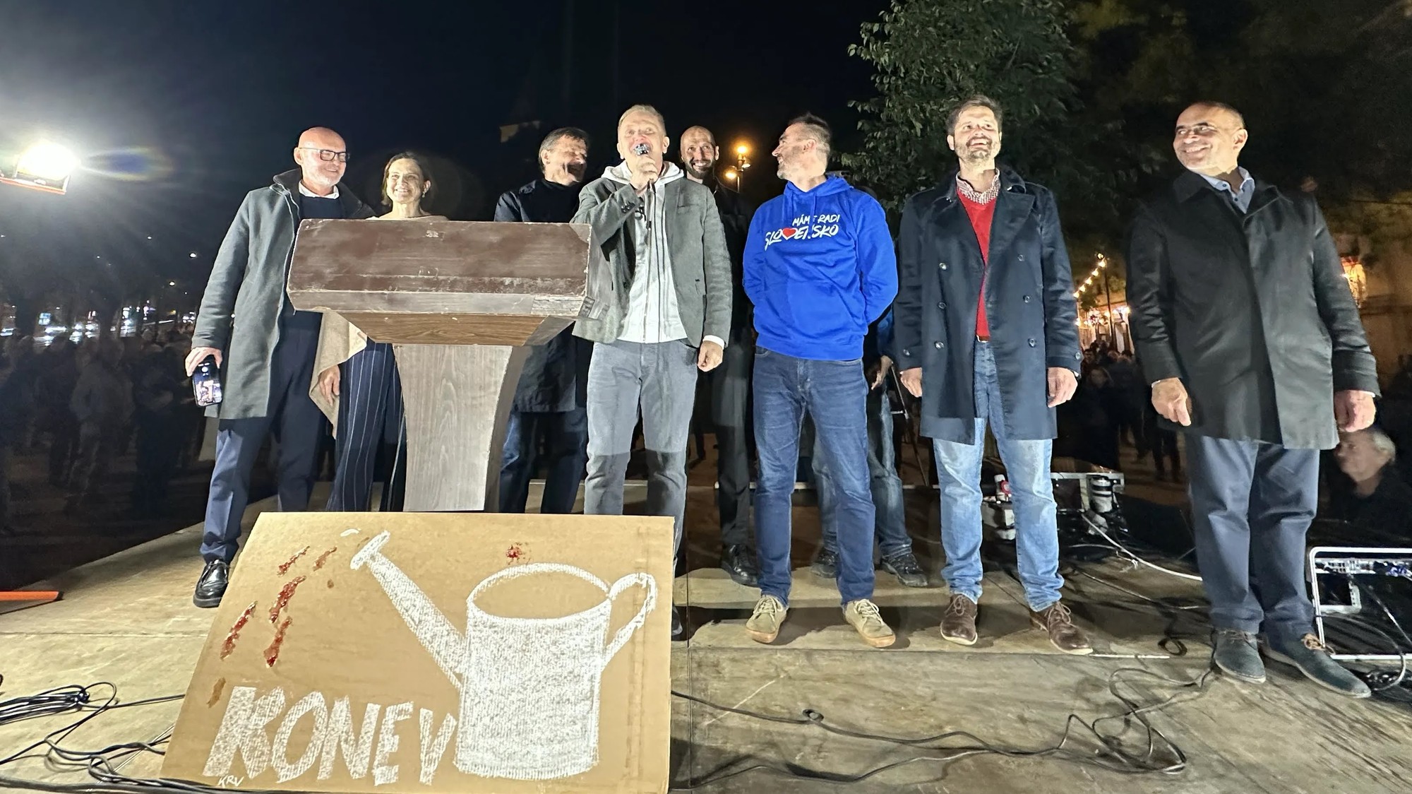 Predstavitelia opozičných strán na spoločnom proteste na Námestí SNP 17. októbra 2026. Zľava: Branislav Gröhling, Mária Kolíková a organizátor podujatia Alojz Hlina z SaS. Spoluorganizátor a moderátor podujatia Nikita Slovák, podpredseda PS Michal Truban, podpredseda Hnutia Slovensko Michal Šipoš, podpredseda Demokratov Michal Kiča a podpredseda KDH Marián Čaučík.