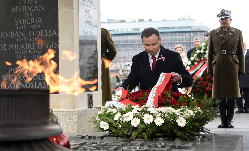 Prezydent Duda w okolicznościowym przemówieniu na Placu Piłsudskiego mówił, że trzeba budować silne i sprawiedliwe państwo, a wolność i niepodległość nie są dane raz na zawsze. Chodzi o to, żeby państwo było równe dla wszystkich i mogło "zaradzić tym, którzy wprowadzają innych w błąd".