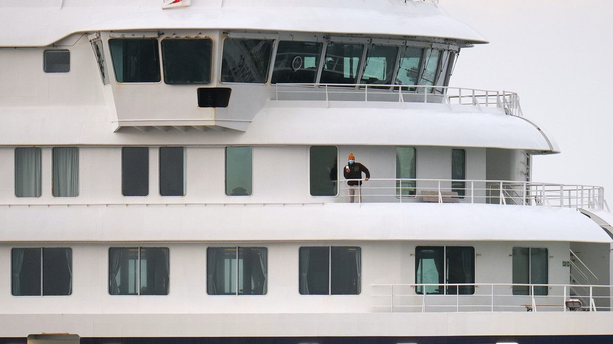 Putnik stoji na kruzeru MV Hondius, pogođenom hantavirusom, nakon njegovog dolaska u luku Granadilja na Tenerifeu
