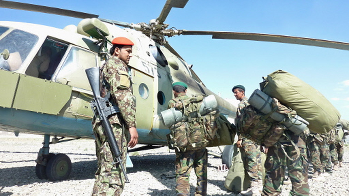 Podpisana pod koniec września nowa umowa na dostawę pięciu śmigłowców Mi-17 jest korzystniejsza niż zawierane dotychczas - powiedział dziennikarzom w piątek wiceszef MON Marcin Idzik. Helikoptery mają trafić do polskich żołnierzy w Afganistanie.