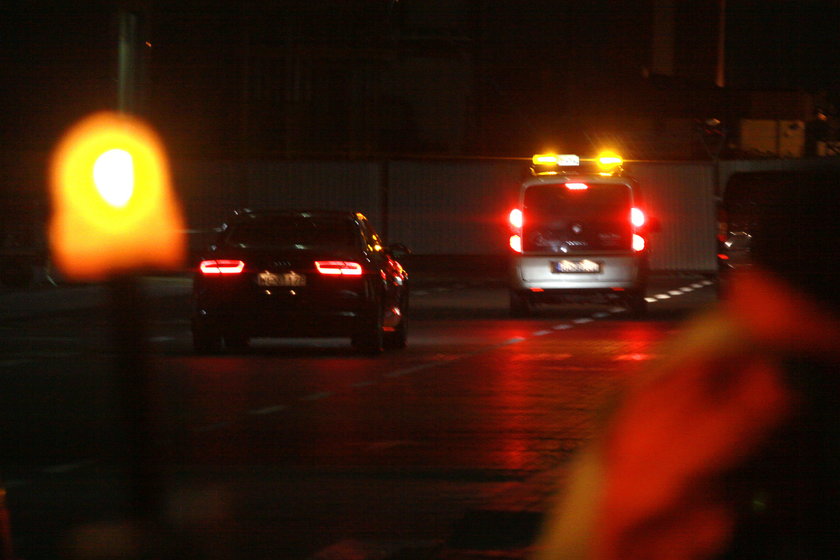 Donald Tusk w limuzynie z oficerami BOR