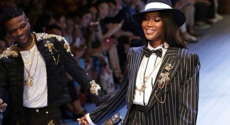 Wizkid walking the runway with Naomi Campbell [notjustok]