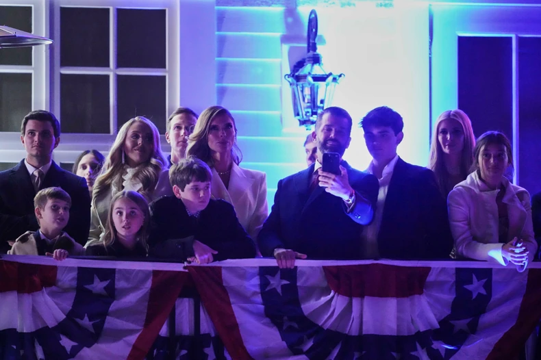 Članovi porodice Donalda Trampa posmatraju vatromet iz Trampovog nacionalnog golf kluba u Sterlingu 18. januara