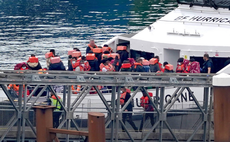 Grupa migrantów w Dover uratowana z małej łodzi na kanale La Manche, Piątek, 14 lipca 2023 r.