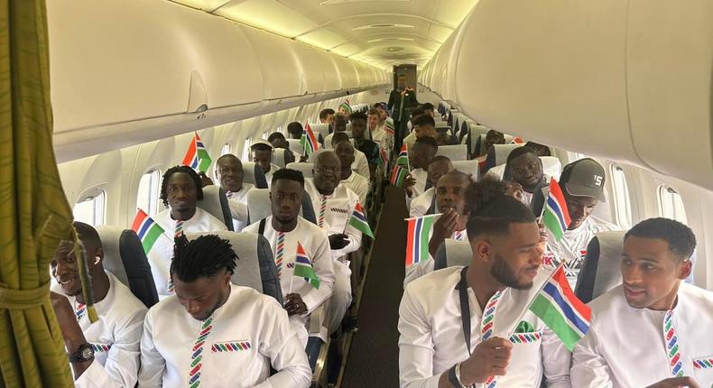 Joueurs gambiens dans l'avion de Air Côte d'Ivoire