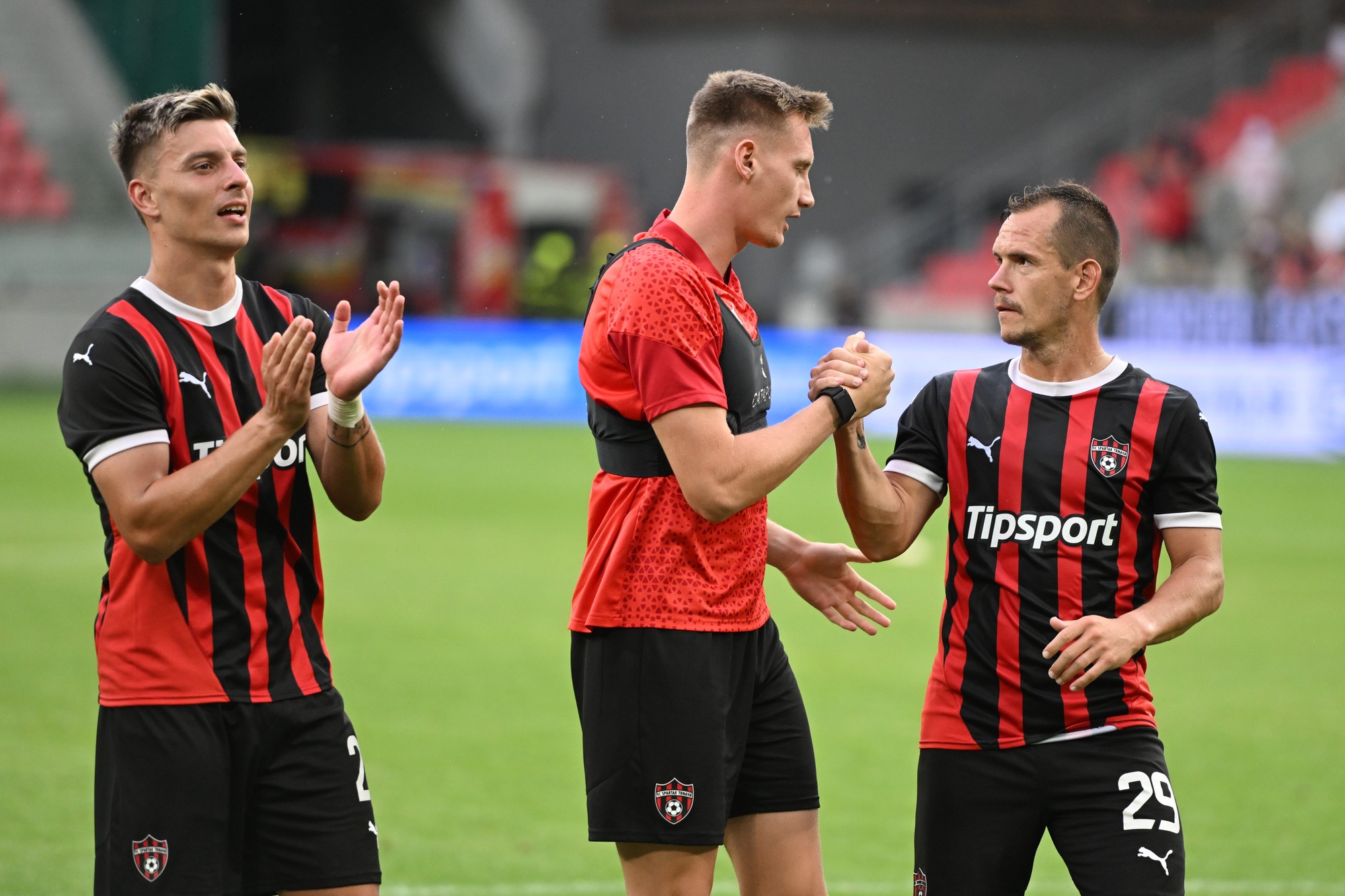 Radosť hráčov Trnavy po postupe do 3. predkola, zľava Michal Tomič, Patrick Karhan a Martin Mikovič. 